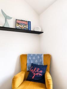 Granby House Holiday Apartments, Apartment 3, in the Old Town, SEA AND CASTLE VIEWS 5 minutes walk to South Bay Beach
