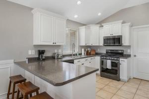 Spacious 6BR Entertainment Dream Home Sleeps 20