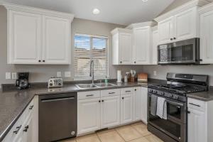 Spacious 6BR Entertainment Dream Home Sleeps 20