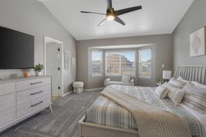 Spacious 6BR Entertainment Dream Home Sleeps 20
