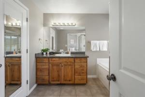 Spacious 6BR Entertainment Dream Home Sleeps 20