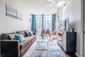 Cozy 1 Bedroom & Den Condo in Downtown Toronto