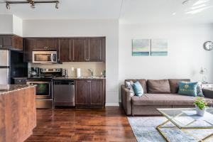 Cozy 1 Bedroom & Den Condo in Downtown Toronto