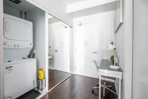 Cozy 1 Bedroom & Den Condo in Downtown Toronto