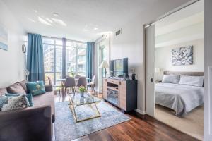 Cozy 1 Bedroom & Den Condo in Downtown Toronto