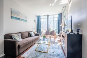 Cozy 1 Bedroom & Den Condo in Downtown Toronto
