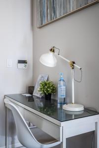 Cozy 1 Bedroom & Den Condo in Downtown Toronto