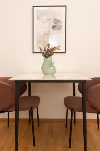 Modern, Bright Garden Apartment, 15 Mins to Center