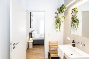 Modern, Bright Garden Apartment, 15 Mins to Center