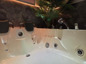 Loveroom waterloo, Suite romantique avec Jacuzzi et sauna privatifs