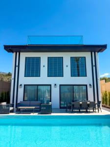 Elizabella Villa Luxury Spa Retreat in Nature with Heated Pool and Sauna