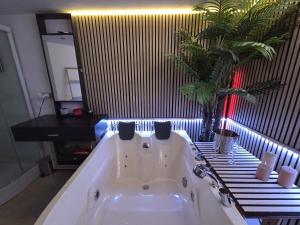 Loveroom waterloo, Suite romantique avec Jacuzzi et sauna privatifs