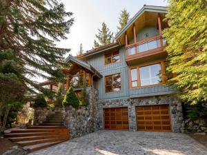 Luxury 5 Bedroom Blueberry Chalet