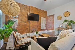 Chic Columbus Retreat with Reserved Parking