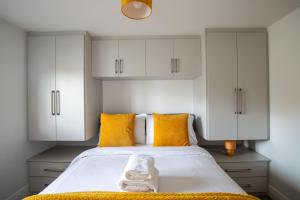 Modern 2 Bedroom First Floor Apartment, Free Parking, Woking