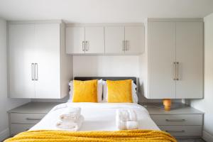 Modern 2 Bedroom First Floor Apartment, Free Parking, Woking