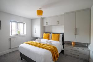 Modern 2 Bedroom First Floor Apartment, Free Parking, Woking