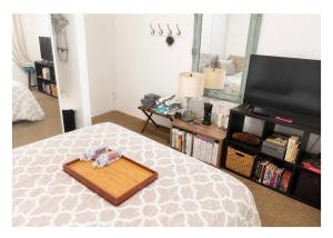SHARE with working host, WiFi, AC, Pool, walk to Downtown, 15 min to airport - Friendly Cats in house