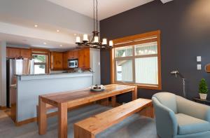 Beautifully Renovated, Fantastic Views Ski in out 3 Beds - Mountain Star