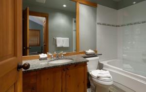 Beautifully Renovated, Fantastic Views Ski in out 3 Beds - Mountain Star