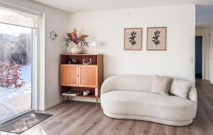 4 Bedroom Beautiful Home In Ebeltoft