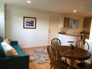 Spacious Adorable one bedroom in friendly North Vancouver