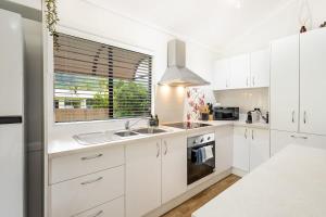 Coastal Mountain View Cottage for Couples