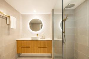 Stylish Esplanade Retreat for Couples or Work Trips