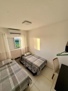 Apartamento 2 Quartos Aconchegante - Ar Condicionado nos Quartos - 1 Cama Casal - 2 Camas de Solteiro com Auxiliar - Cozinha Completa - Estacionamento Gratuito