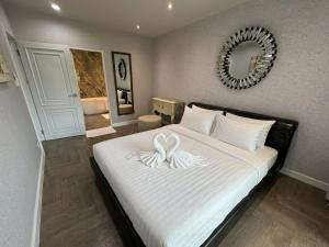 Patong 2BR Condo with Pool View, Gym, Near Bangla