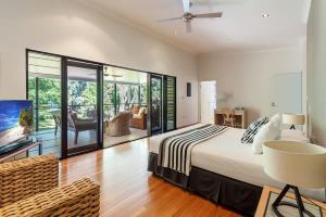 Bramston on the Beach - A Private Poolside Oasis