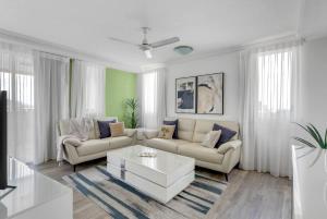 "Cairns Sky" A Central Resort-style Retreat