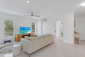 Rojo at Island Views—A Breezy Beachfront Retreat