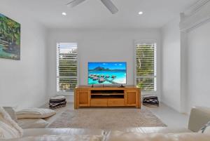 Rojo at Island Views—A Breezy Beachfront Retreat