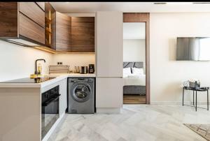 Luxury Studio Balcony Free Parking Near CFC Anfa Park