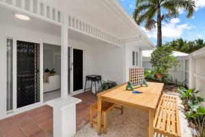 The Bird House - Poolside Haven a Stroll from Beach