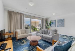 Horizons at Harbour Lights - Tropical Poolside Flair