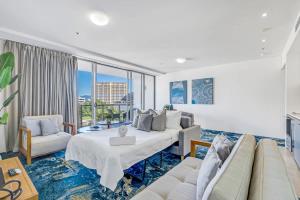 Horizons at Harbour Lights - Tropical Poolside Flair