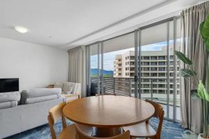 Horizons at Harbour Lights - Tropical Poolside Flair