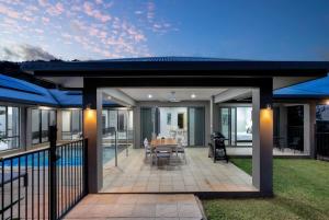 Trinity Beach Oasis - Poolside Retreat and Serenity