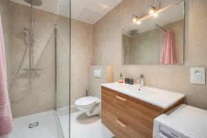 FRGK Stylish 1BR Clemenceau Steps from Beach AC UltraFast WiFi