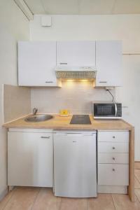 FRGK Stylish 1BR Clemenceau Steps from Beach AC UltraFast WiFi
