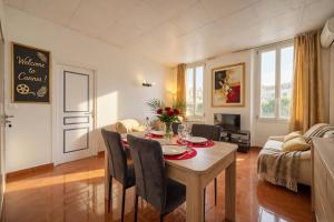 FRGK Stylish 1BR Clemenceau Steps from Beach AC UltraFast WiFi