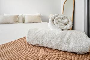 2BR CBD Escape-Pool, Gym & 17th floor views