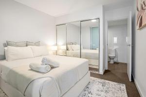 2BR CBD Escape-Pool, Gym & 17th floor views