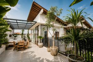 Chic 2BR Villas, Brawah, 300m to Coastal Bliss