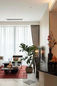 Prime Central Luxury Suites, 2 Bed, 2 Bath, Free Gym,Pool