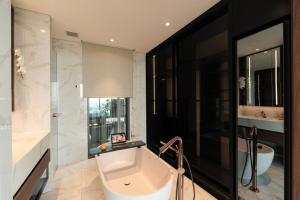 Prime Central Luxury Suites, 2 Bed, 2 Bath, Free Gym,Pool