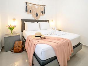 Spacious Romantic & Family Suites Pool & Kitchen WiFi & AC, Sleeps 4 - 8, 7 Min Walk to Beach