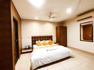 HOTEL THE EMBLEM - A Premium Hotel In Heart of City By Crown Group